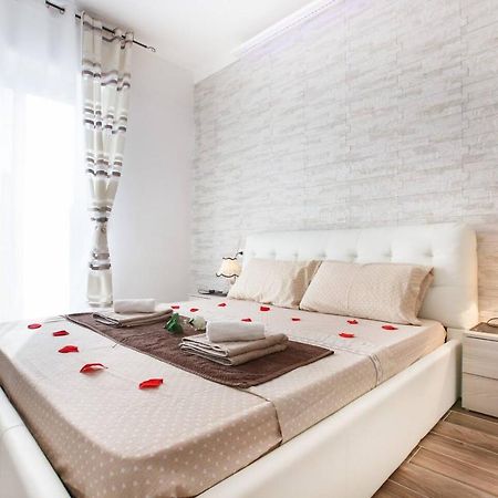 Residenza Larissa Luxury 1 Apartment เวโรนา ภายนอก รูปภาพ