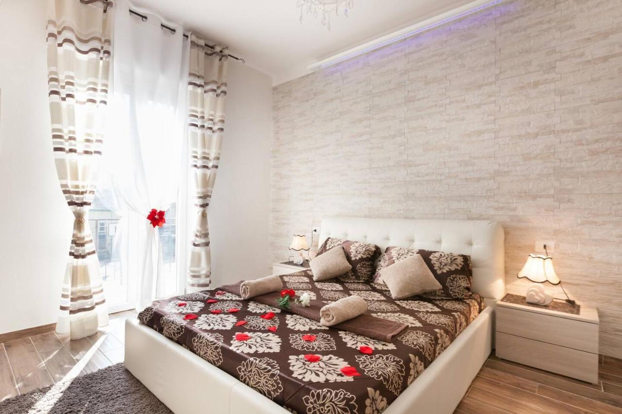 Residenza Larissa Luxury 1 Apartment เวโรนา ภายนอก รูปภาพ